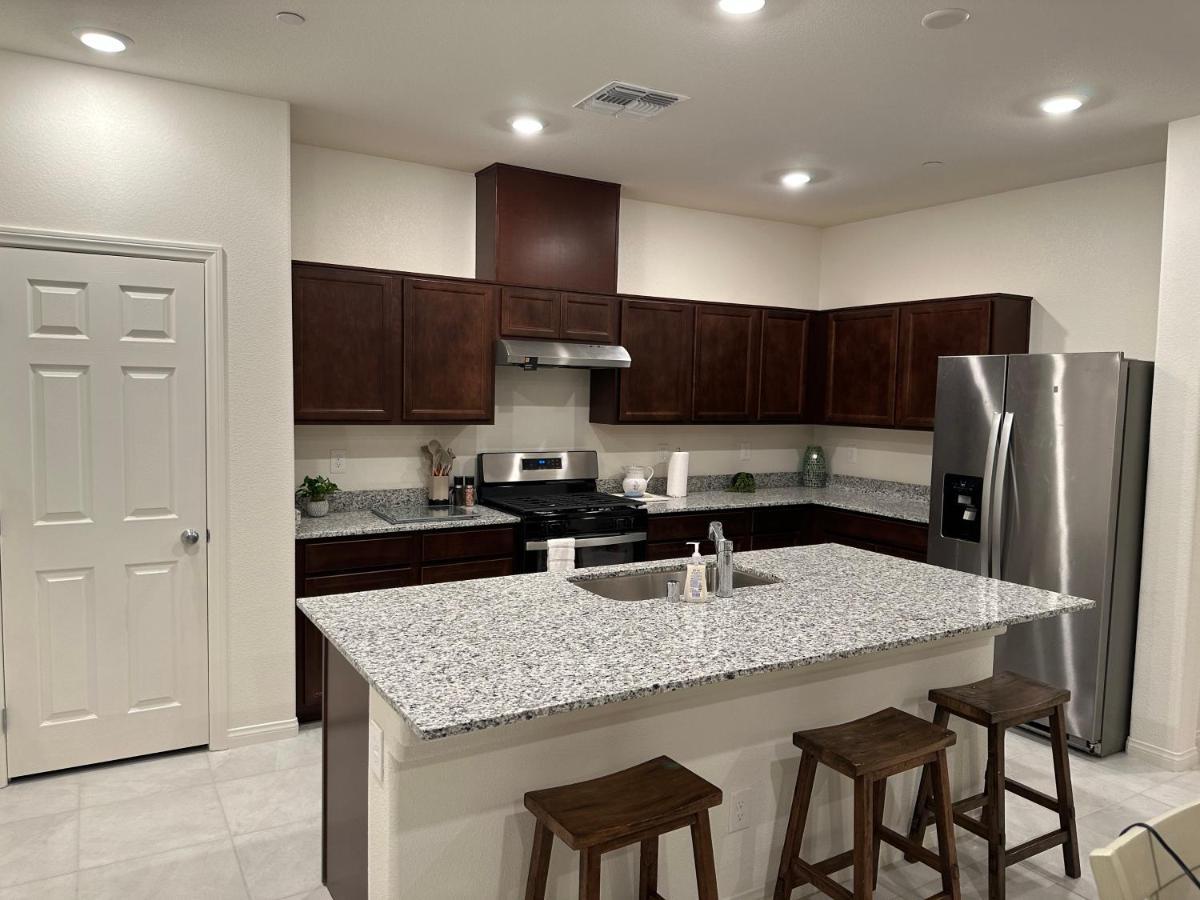 Beautiful Brand New 2 Bedroom Vegas Home! Fits 12 Or More,15-20 Minutes From Lv Strip Las Vegas Luaran gambar